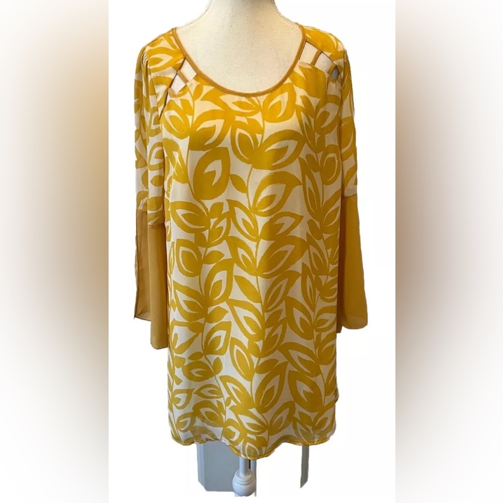 Umgee USA yellow floral dress bohemian bell sleeves size medium lightweight